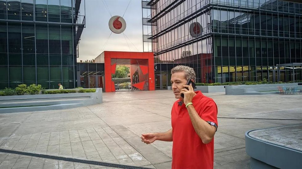 Archivo - Primera llamada de voz 5G vía satélite del mundo realizada por Vodafone en colaboración con AST SpaceMobile