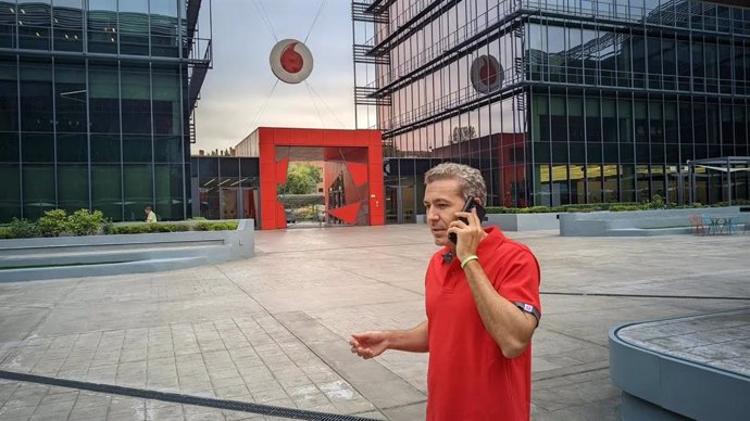 Archivo - Primera llamada de voz 5G vía satélite del mundo realizada por Vodafone en colaboración con AST SpaceMobile