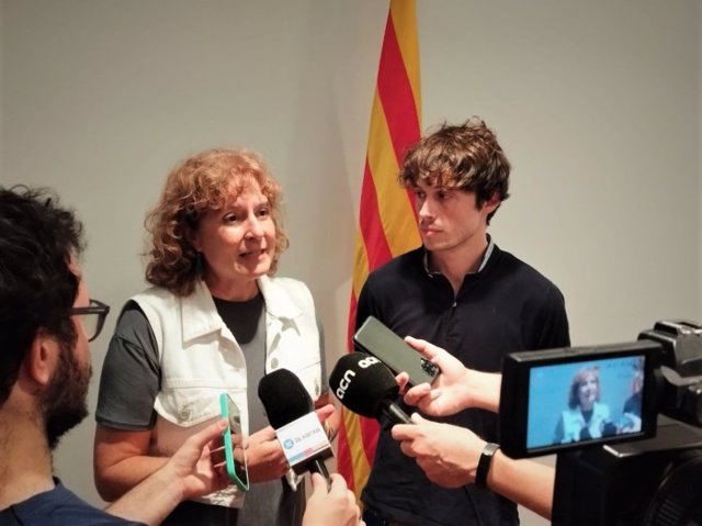 La directora de Plataforma per la Llengua, Rut Carandell, i el responsable de la campanya, Pol Cruz-Corominas