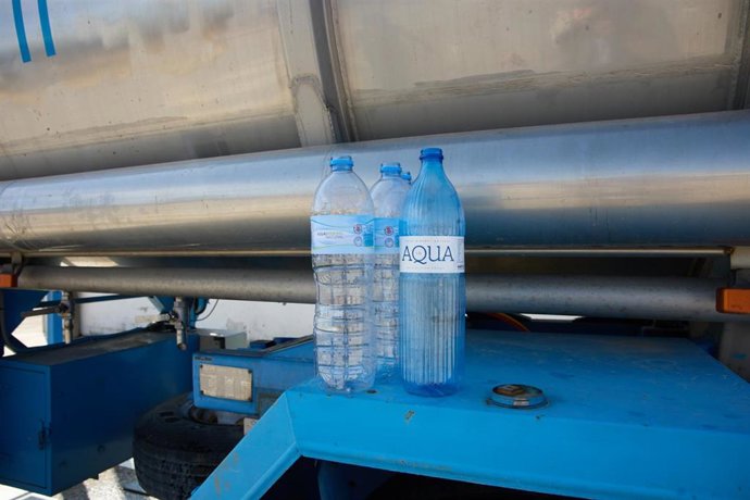 Varias botellas con agua envasada