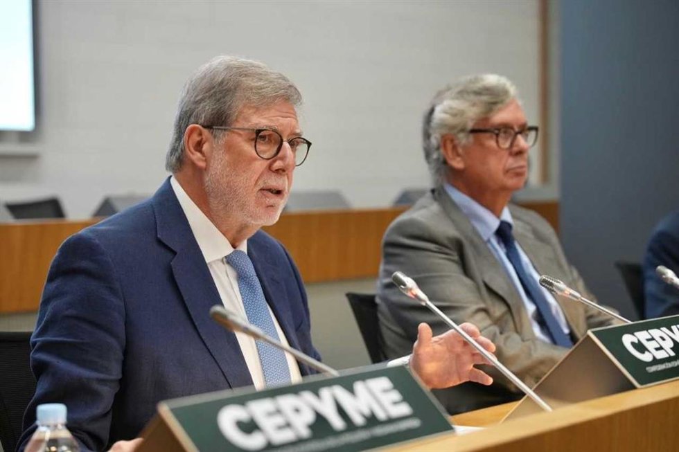 A la izda, Santiago Aparicio participa en el foro CEPYME en Madrid.