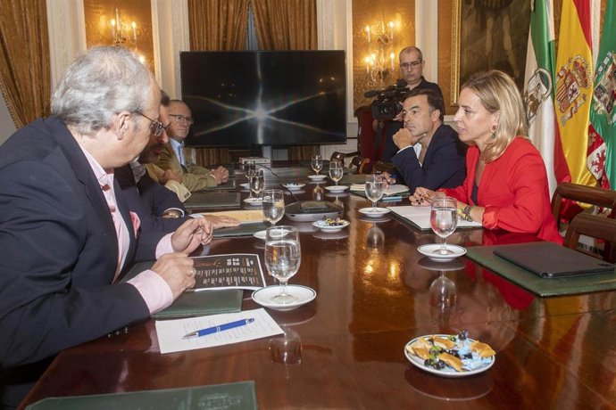 La presidenta de la Diputación con la Federación de Peñas Flamencas.