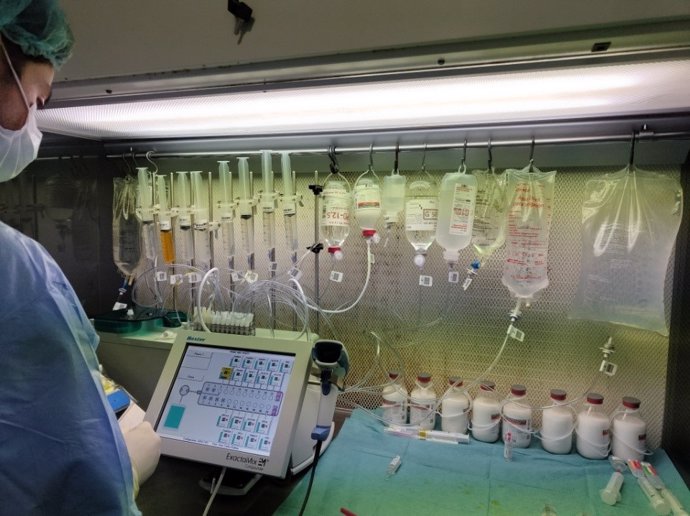 El Hospital de Cádiz incorpora un nuevo equipo para automatizar la elaboración de la nutrición parenteral