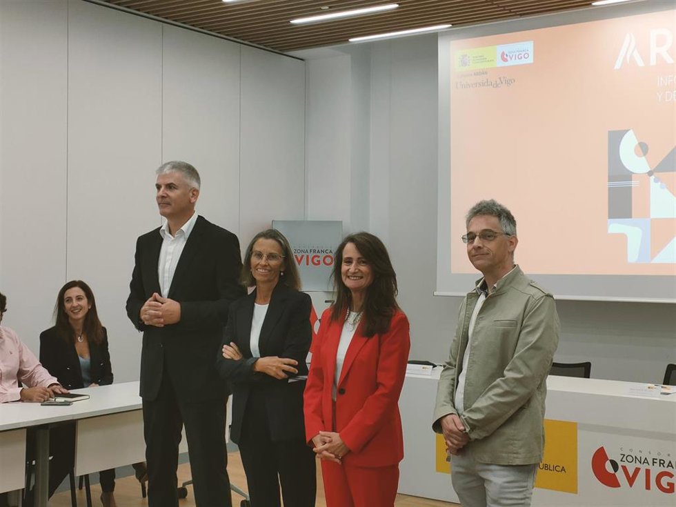 El catedrático Santiago Lago, la catedrática Beatriz Fernández-Feijóo, la vocal sustituta del delegado de Zona Franca de Vigo, Ana Mejías,  y el catedrático Miguel González-Loureiro, durante la presentación del Informe Ardán 2023.