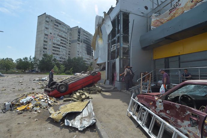 Archivo - KHARKOV, June 5, 2022  -- Photo taken on June 1, 2022 shows damaged buildings and vehicles in Kharkov, Ukraine.
