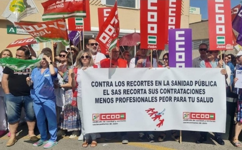 Miembros de CCOO en una concentración en defensa de la sanidad pública.