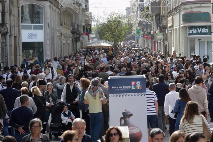Archivo - Numerosas personas asisten a la celebración del Domingo das Mozas durante las Fiestas de San Froilán, a 9 de octubre de 2022, en Lugo, Galicia.