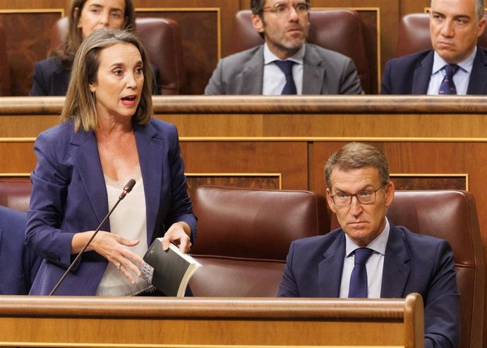 La portavoz del PP en el Congreso, Cuca Gamarra y el líder del PP, Alberto Núñez Feijóo, durante una sesión plenaria en la se aprueba el uso de las lenguas cooficiales en el Congreso de los Diputados, a 19 de septiembre de 2023, en Madrid (España). La a