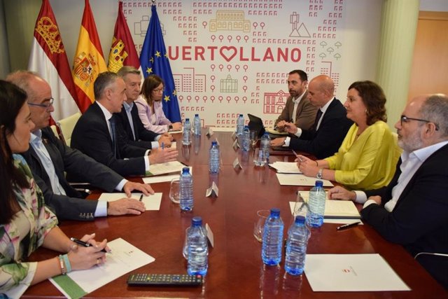 Reunión entre la consejera de Economía, Empresas y Empleo, Patricia Franco, y el alcalde de Puertollano, Miguel Ángel Ruiz.