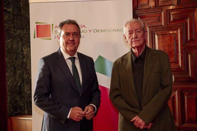 El secretario general del PSOE de Andalucía, Juan Espadas,y el presidente de la Fundación Socialismo y Democracia, Rafael Escuredo