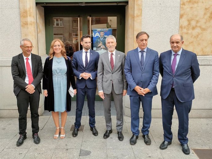 El ministro del Interior, Fernando Grande-Marlaska, tercero por la derecha, junto al resto de autoridades antes de la entrega de los Premios Fundación Policía Española en Salamanca