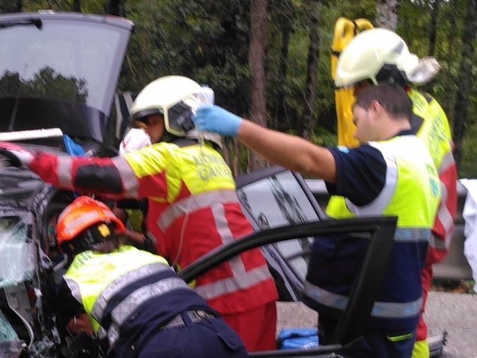 Bomberos atienden a heridos en accidente en Puente Viesgo