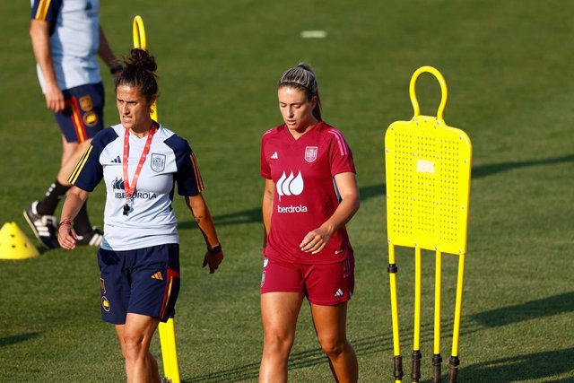 Archivo - Montse Tomé and Alexia Putellas during the Spain Women Team training day at Ciudad del Futbol on June 26, 2023, in Las Rozas, Madrid, Spain.