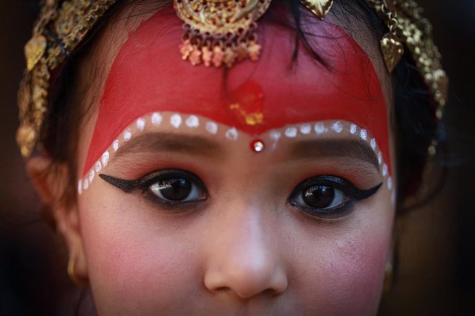 Archivo - 27 November 2022, Nepal, Bhaktapur: A girl from the Newar community 