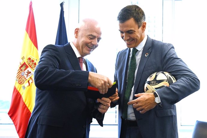 El presidente del Gobierno, Pedro Sánchez, transmite al presidente de la FIFA, Gianni Infantino, que España, Portugal y Marruecos forman "una candidatura sólida y ambiciosa"