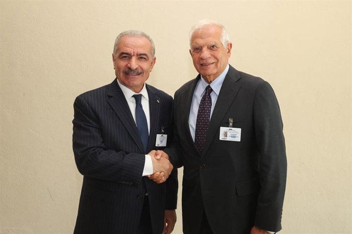 El Alto Representante de la Unión Europea, Josep Borrell (derecha), y el primer ministro palestino, Mohamad Shtayé (izquierda)