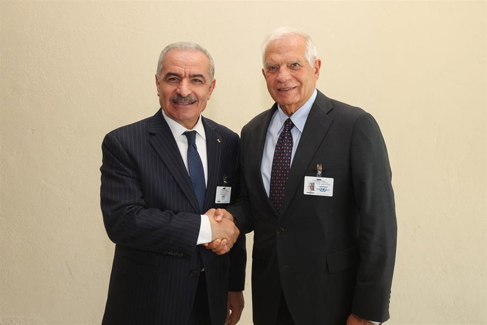 El Alto Representante de la Unión Europea, Josep Borrell (derecha), y el primer ministro palestino, Mohamad Shtayé (izquierda)