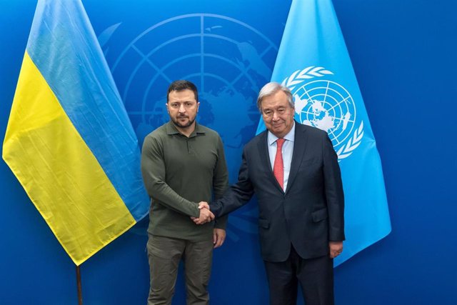 El secretario general de la ONU, António Guterres (derecha) y el presidente de Ucrania, Volodimir Zelenski (izquierda)