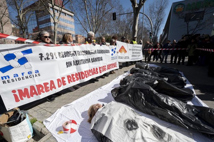 Archivo - Varias personas participan durante una performance, de Marea de Residencias y Verdad y Justicia, para protestar por los fallecimientos de mayores durante la pandemia, en las puertas de la Asamblea de Madrid, a 2 de marzo de 2023, en Madrid (