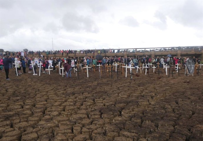 Acto reivindicativo de 'Unidos por el Agua' realizado en el embalse de Sierra Boyera, que aparece seco.