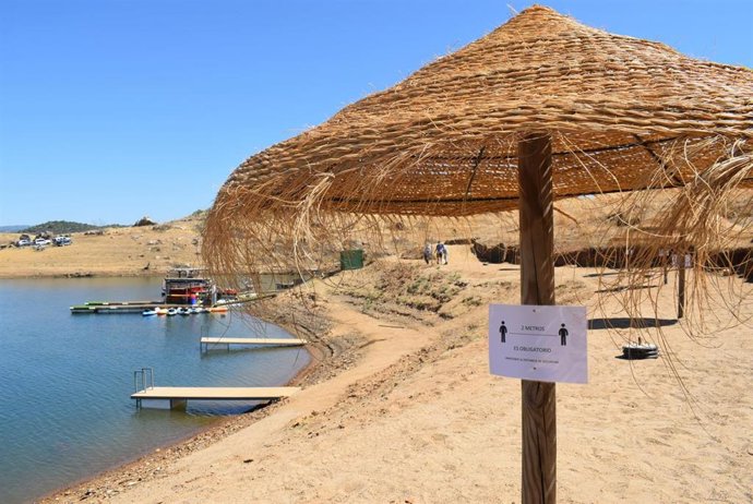 Archivo - Playa del embalse de La Breña II, donde vuelve a estar permitido el baño.