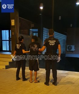 Imagen del detenido, custodiado por la Policía Local