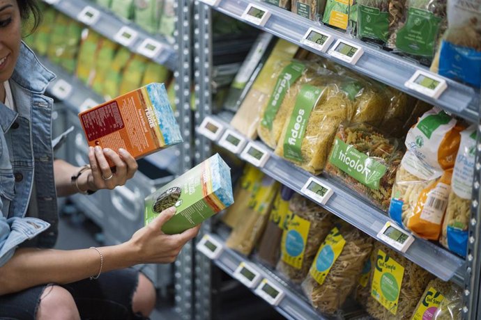 Archivo - Conocer la cantidad de nutrientes como calorías, proteínas, grasas, azúcares o sal que contiene cada alimento es fundamental para elegir aquellos más adecuados para fortalecer nuestra salud, así como prevenir o controlar algún tipo de patología