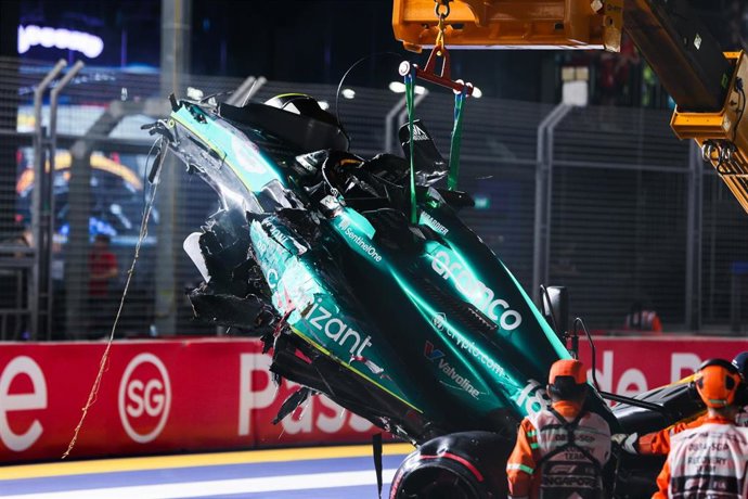 El canadiense Lance Stroll (Aston Martin) sufre un accidente en el GP de Singapur 2023. 