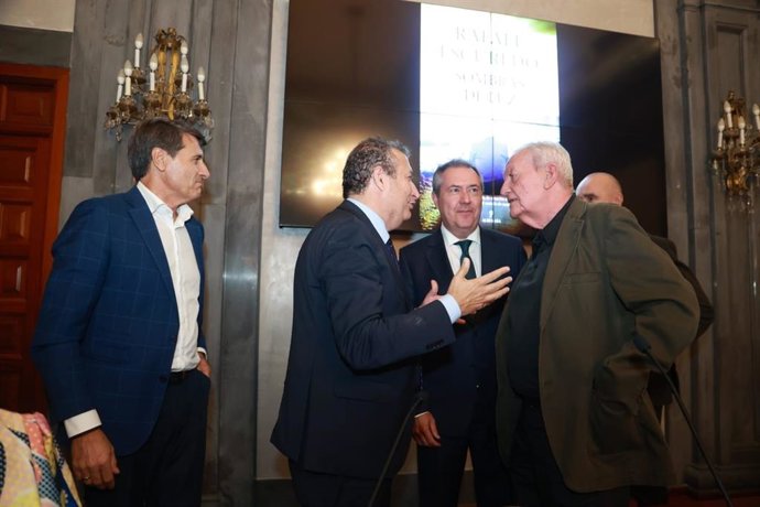 El presidente de la Diputación de Sevilla, Javier Fernández, saluda a Rafael Escuredo en el acto de presentación de su nueva novela en la Casa de la Provincia.
