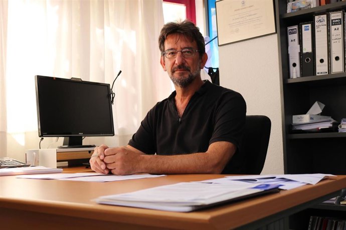 El doctor Javier Calvo en su despacho.