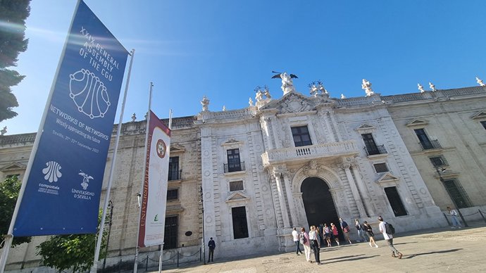 Entrada principal de la Fábrica de Tabacos, sede de la Universidad de Sevilla.