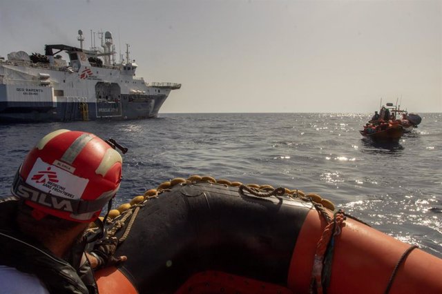 Archivo - Intervención del personal de rescate del barco 'Geo Barents' en el Mediterráneo