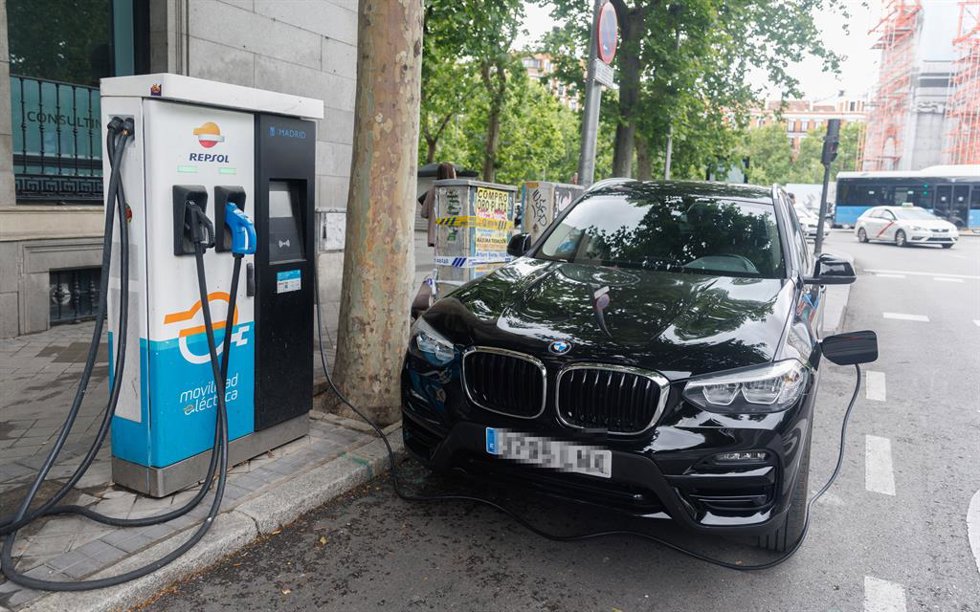 Archivo - Un vehículo en un punto de recarga eléctrica de Repsol, a 26 de mayo de 2023, en Madrid (España).
