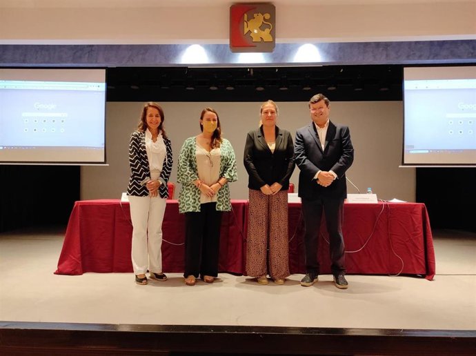 La delegada de Desarrollo Tecnológico, Transformación Digital y Juventud de la Diputación, Sara Alguacil (segunda por la izda.), en la inauguración de la jornada del proyecto europeo 'Innovation in Humanitarian Response (InovHumRe)'.