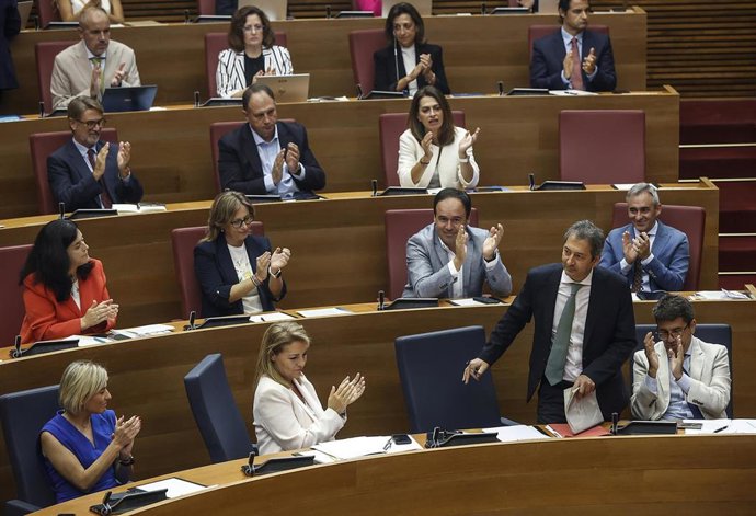 Aplausos al vicepresidente de la Generalitat Valenciana y conseller de Cultura y Deporte, Vicente Barrera.