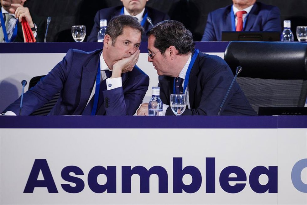 Archivo - El presidente de la CEOE, Antonio Garamendi (dcha) y el presidente de Cepyme, Gerardo Cuerva (izda), en una imagen de archivo