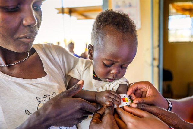 Archivo - Una madre con su bebé en situación de malnutrición en Kenia.