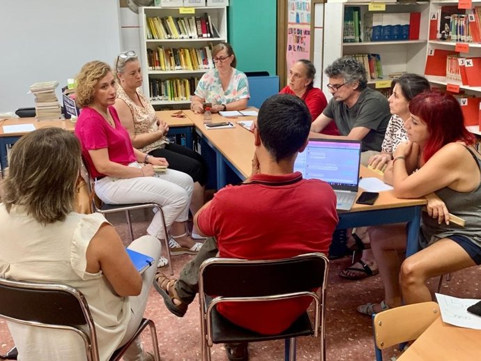 La portavoz de Podemos-IU en el Ayuntamiento de Sevilla, Susana Hornillo, con representantes de la plataforma Barrios Hartos.