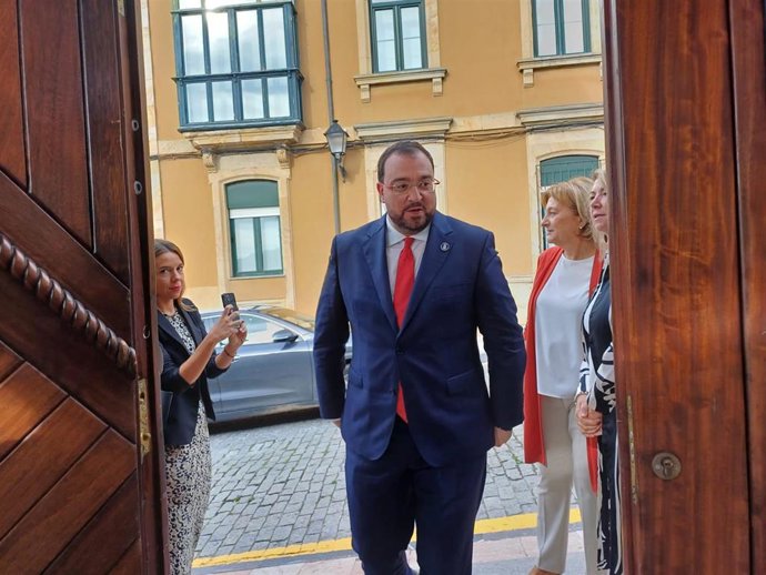 El presidente del Principado de Asturias, Adrián Barbón, a su llegada al Club de Regatas de Gijón.