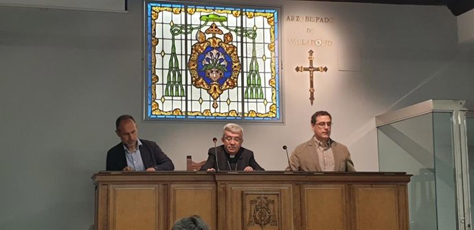 El arzobispo de Valladolid, Luis Argüello (centro), el el psicólogo Diego Velicia (derecha) y el abogado y secretario de la Asociación Castellano y Leonesa para la Defensa de la Infancia y la Juventud (REA), Antonio Rodríguez Marcos