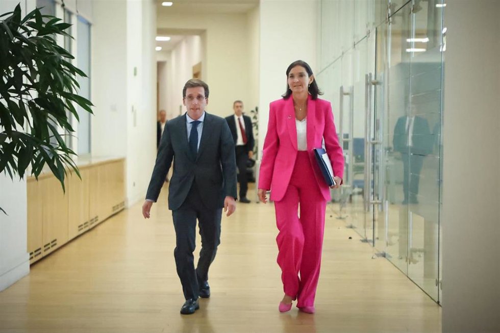 El alcalde de Madrid, José Luis Martínez-Almeida, mantiene un encuentro con la portavoz del Grupo Municipal Socialista, Reyes Maroto.