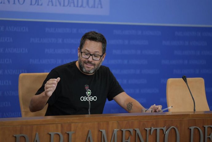 El portavoz parlamentario de Adelante Andalucía, José Ignacio García, este miércoles en rueda de prensa en el Parlamento.