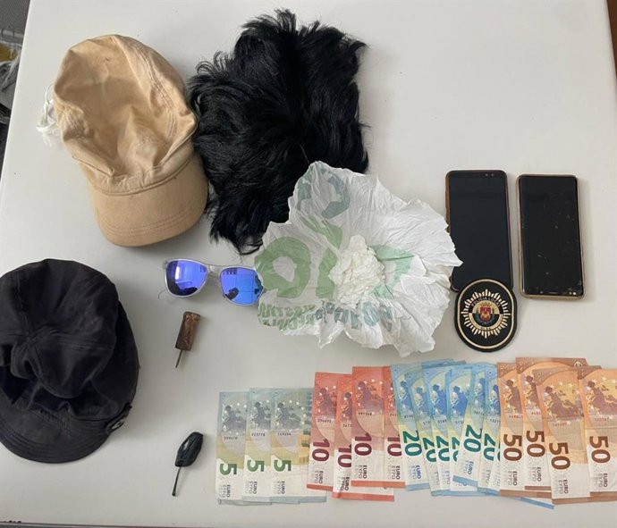 Detenido un hombre por portar 27 gramos de droga tras intentar ocultarse en su vehículo en Elda