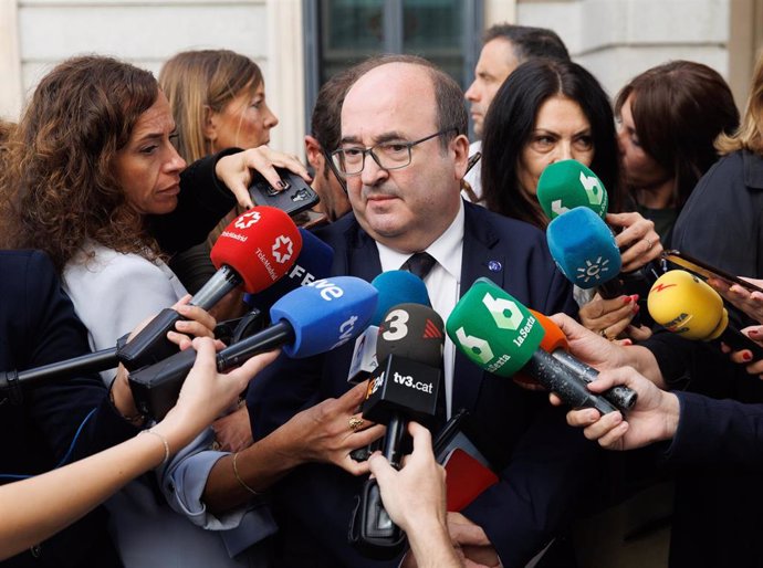 El ministro de Cultura y Deporte en funciones, Miquel Iceta, ofrece declaraciones a los medios a su llegada a una sesión plenaria en la se aprueba el uso de las lenguas cooficiales en el Congreso de los Diputados, a 19 de septiembre de 2023, en Madrid (