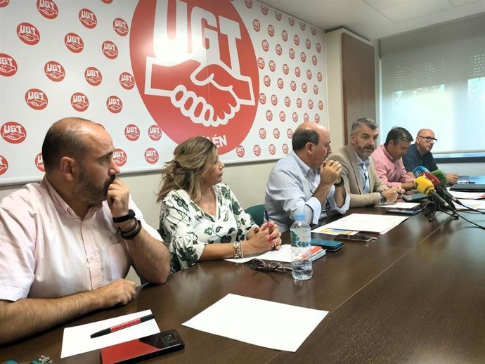 Martín (3d), junto a responsables de UGT en Jaén.