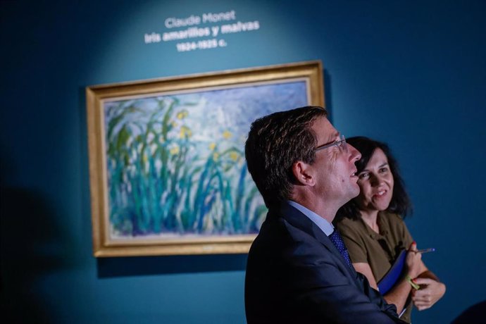 El alcalde de Madrid, José Luis Martínez-Almeida, visita la exposición de Monet en CentroCentro