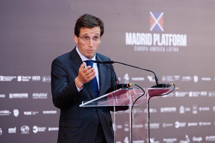 El alcalde de Madrid, José Luis Martínez-Almeida, durante la inauguración de Madrid Platform 2023, en el Palacio de Cibeles,