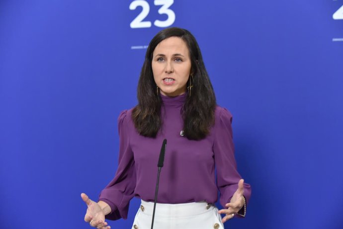 La ministra de Derechos Sociales y Agenda 2030 en funciones, Ione Belarra, atiende a los medios de comunicación, en el Palacio de Congresos, a 18 de septiembre de 2023 en Zaragoza, Aragón (España). Belarra preside a continuación la Reunión informal mini