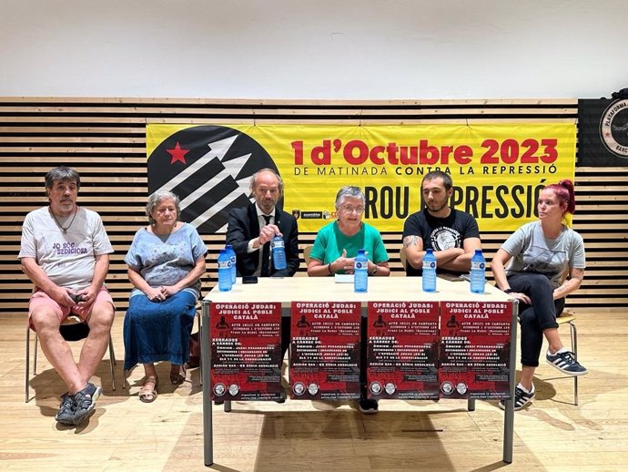 El exvicept.ANC, Jordi Pesarrodona; Francesca Simeón, de ANC mnium y CdRep; el abogado César Lagonigro; Elisenda Romeu, de la sectorial de personas represaliadas de la ANC,; Adam, de la Plataforma Antirepressiva de Ponent, y Klara de la de Barcelona