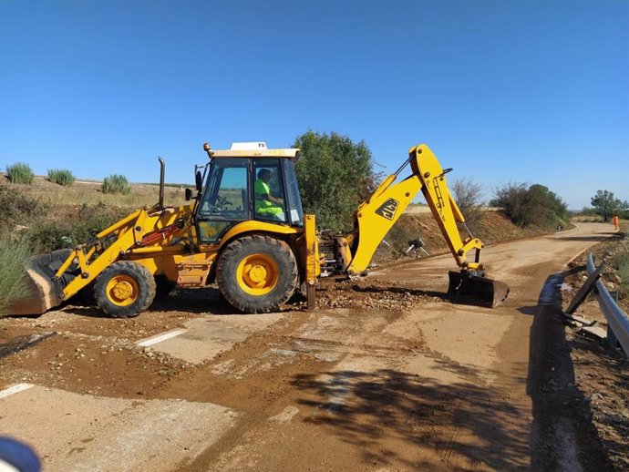 Las máquinas de la DPZ limpian la CV-669 de acceso a Encinacorba y permite su apertura tras la tormenta